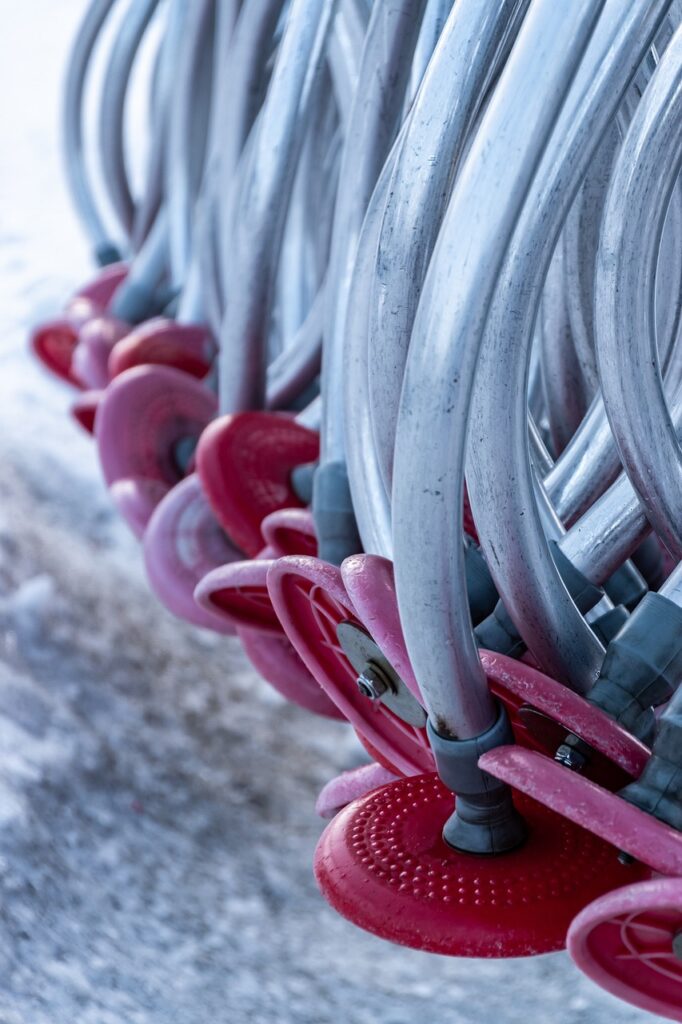 Rad lyžiarskych sedačiek s červeným tanierom  Ski Centrum Drozdovo.