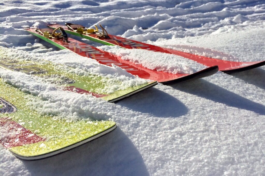 Tri lyže zo SKI Centrum Drozdovo ležiace v snehu.